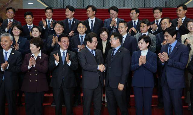 이재명 더불어민주당 대표가 9일 오전 서울 여의도 국회에서 대표직 사퇴 후 최고위원 등 당관계자들과 기념촬영을 마친 뒤 박찬대 원내대표와 악수하고 있다. 고영권 기자