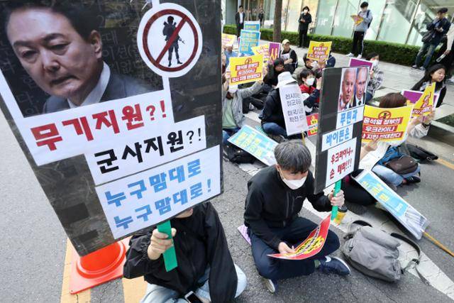 노동자연대 관계자들이 2023년 4월 22일 서울 종로구 1호선 종각역 인근에서 열린 윤석열 정부의 우크라이나 군사 지원 반대 집회에서 구호를 외치고 있다. 뉴스1