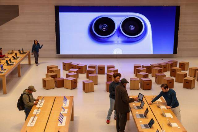 시민들이 4일 미국 뉴욕의 한 애플스토어에서 아이폰 등 애플 제품을 살펴보고 있다. 뉴욕=EPA 연합뉴스