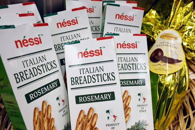 4일 미국 캘리포니아주 아케이디아의 한 식료품점에 이탈리아산 빵 스틱과 부활절 달걀이 진열돼 있다. 아케이디아=AFP 연합뉴스