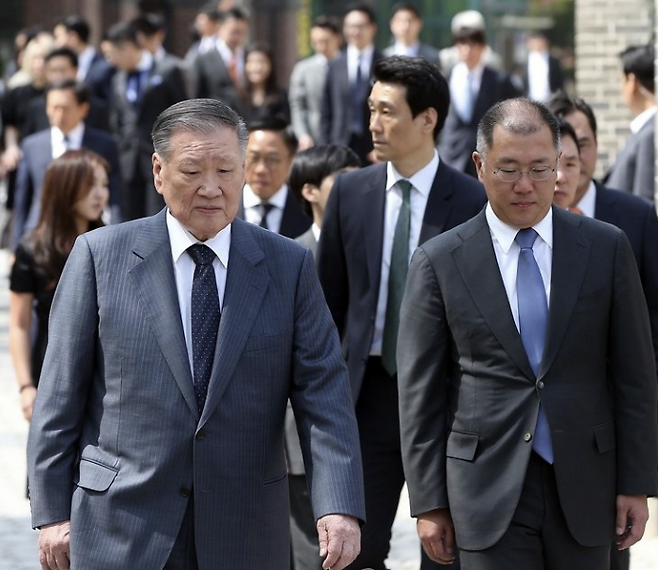 2016년 손녀딸의 결혼식에 참석한 현대차그룹의 정몽구 명예회장이 정의선 회장과 함께 이동하고 있다. 연합뉴스