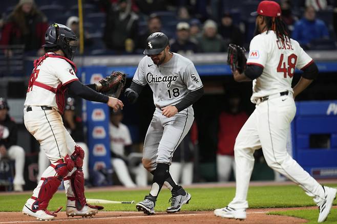 <yonhap photo-5278="">10일(한국시간) 클리블랜드전 9회 햄스트링 문제로 홈으로 걸어들어오는 마이크 터크먼. 결과는 아웃. [AP=연합뉴스]</yonhap>