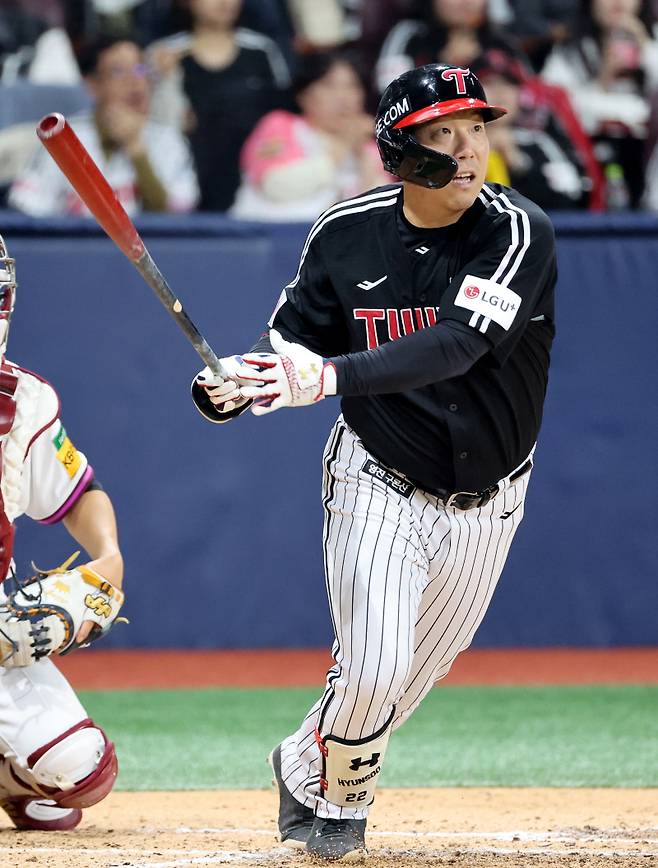 2025 KB0리그 프로야구 키움 히어로즈와 LG 트윈스의 경기가 10일 오후 서울 고척스카이돔에서 열렸다.4회 초 2사 1루 김현수가 안타를 치고 있다. 고척=김민규 기자 mgkim1@edaily.co.kr /2025.04.10/