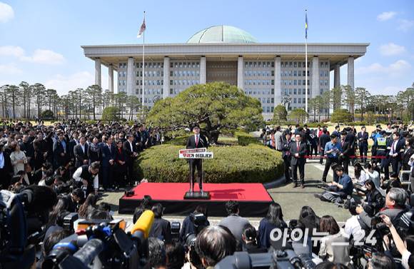 한동훈 국민의힘 전 대표가 10일 오후 서울 여의도 국회에서 제21대 대통령선거 출마 선언 기자회견을 하고 있다.
