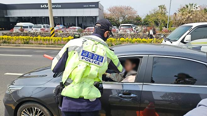 오늘(10일) 낮 제주국제공항 인근 왕복 6차선 도로에서 실시된 음주운전 단속 현장 (사진, 김재연 기자)
