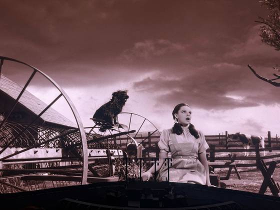 구글 클라우드는 8일 미국 라스베이거스의 공연장 스피어에서 AI 기술로 구현한 영화 ‘오즈의 마법사’를 공개했다. 아래 사진은 1939년 개봉한 원작 영화 이미지. AI 영화가 원작보다 훨씬 선명하며, 원작의 프레임 바깥까지 영상으로 창조해냈다. 홍상지 기자