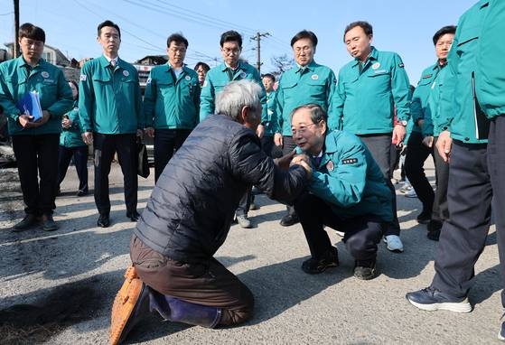 한덕수 대통령 권한대행 국무총리가 2일 오후 경북 영덕군 영덕읍 노물리 마을에서 산불 피해 지역 주민들을 위로하고 있다. 대통령실사진기자단