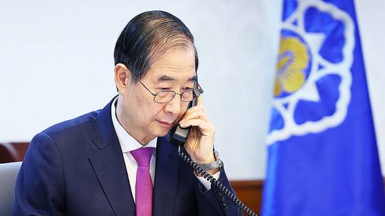 한덕수 대통령 권한대행 국무총리가 8일 정부서울청사에서 도널드 트럼프 미국 대통령과 전화 통화를 하고 있다. 사진 국무총리실