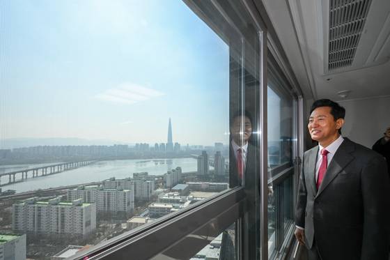 오세훈 서울시장이 31일 서울 광진구 롯데캐슬 이스트폴에서 열린 '미리내집 현장방문 및 신혼부부 간담회'에 참석해 공가주택을 둘러보고 있다. [사진 공동취재단]