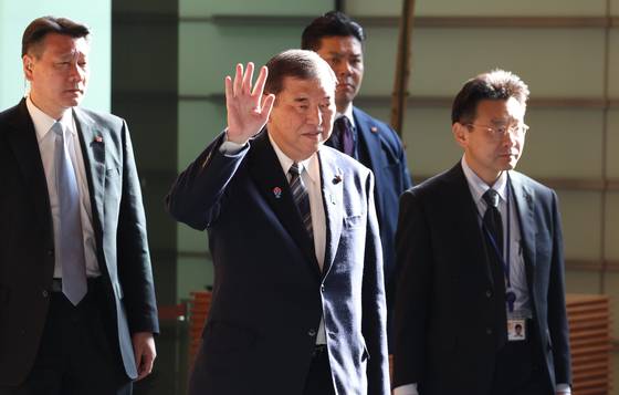 지난 8일 이시바 시게루 일본 총리가 총리 관저로 들어서며 인사를 하고 있다. EPA 지지통신=연합뉴스