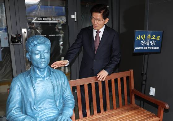 김문수 전 고용노동부 장관이 10일 서울 종로구 전태일기념관에 설치된 전태일 동상을 쓰다듬고 있다. 연합뉴스