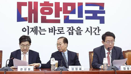 국민의힘 권영세 비상대책위원장(가운데)과 권성동 원내대표가 10일 오전 국회에서 열린 비상대책위원회의에서 김상훈 정책위의장(오른쪽) 발언 때 대화하고 있다. 임현동 기자