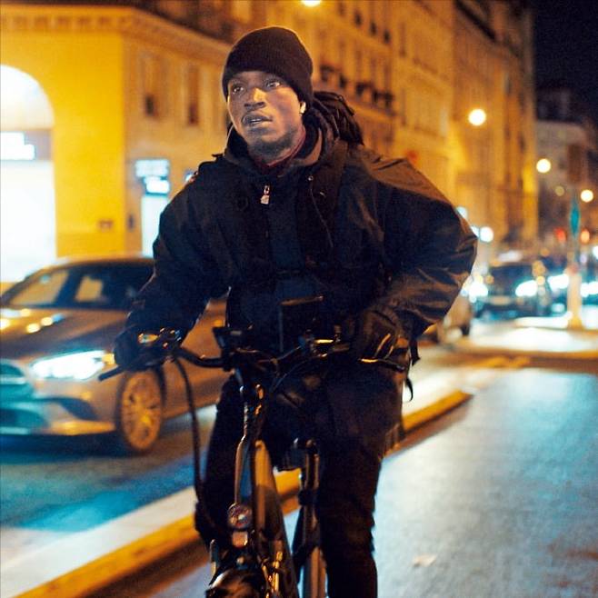 영화 ‘어느 파리 택배기사의 48시간’은 프랑스 파리에서 합법적 거주권을 얻기 위해 음식 배달원으로 살아가는 아프리카 기니 출신의 난민 신청자 술레이만의 이야기를 그린다.   /주한프랑스대사관 제공