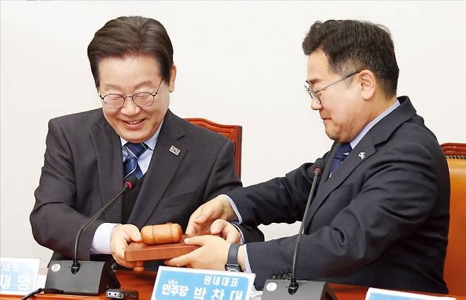 이재명 더불어민주당 대표(왼쪽)가 9일 국회에서 열린 당 최고위원회의에서 당 대표직에서 사퇴한다는 뜻을 밝힌 뒤 직무대행을 맡은 박찬대 원내대표에게 의사봉을 넘기고 있다.  /강은구 기자