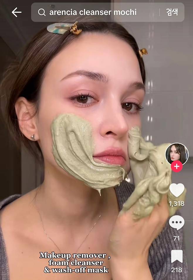 떡과 같은 질감으로 유명해진 아렌시아 클렌저를 외국인 틱톡커가 선보이고 있다. (사진=틱톡 캡쳐)