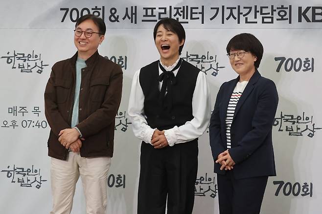 임기순PD, 배우 최수종, 전선애 작가가 10일 서울 여의도 KBS신관에서 열린 KBS '한국인의 밥상' 700회 & 새 프리젠터 기자간담회에서 포즈를 취하고 있다. /사진=연합뉴스