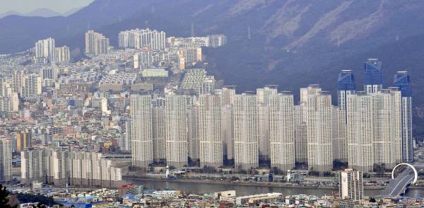 부산 한 아파트 단지. 국제신문 DB