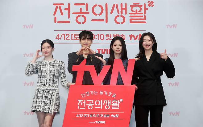 From left: "Resident Playbook" actors Go Youn-jung, Kang You-seok, Shin Si-ah and Han Ye-ji pose for a photo at a press conference in Sindorim-dong, Seoul, Thursday. (Newsis)