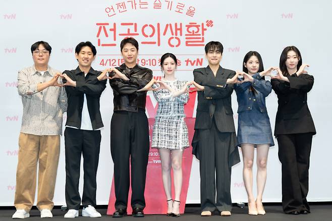 신원호 크리에이터, 이민수 감독, 배우 정준원, 고윤정, 강유석, 신시아, 한예지(왼쪽부터)가 10일 서울 신도림동 라마다호텔에서 열린 tvN 새 토일드라마 ‘언젠가는 슬기로울 전공의생활’ 제작발표회에 참석해 포즈를 취하고 있다. tvN 제공