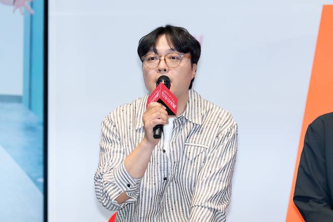 신원호 크리에이터가 10일 서울 신도림동 라마다호텔에서 열린 tvN 새 토일드라마 ‘언젠가는 슬기로울 전공의생활’ 제작발표회에 참석해 취재진의 질문에 답하고 있다. tvN 제공