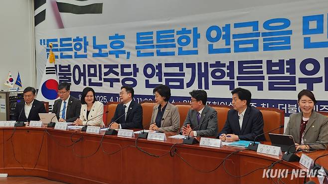 10일 서울 여의도 국회에서 열린 더불어민주당 연금개혁 특별위원회 출범식에 박찬대 당대표 직무대행 겸 원내대표, 남인순 위원장, 진성준 정책위의장 등이 참석해있다. 권혜진 기자