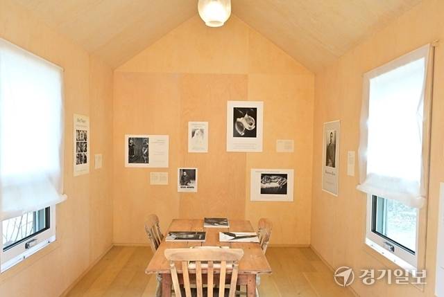 닻미술관 작가의방에 전시된 이모젠 커닝햄 작가의 예전 사진전 포스터 및 도록들. 홍기웅기자