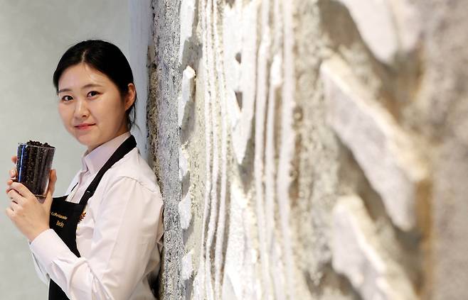 최근 서울 중구 스타벅스코리아 본사에서 매일경제와 만난 김윤하 스타벅스 커피대사가 기념촬영을 하고 있다. 이충우 기자