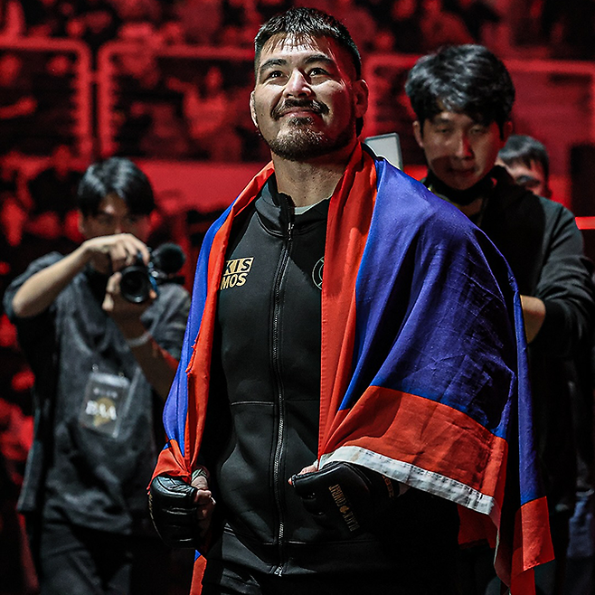 UFC 3경기 로케 마르티네스가 2024년 12월 서울특별시 고려대학교 화정체육관 블랙컴뱃 13 라이트헤비급 시합을 위해 입장하고 있다. 사진=이데아 파라곤