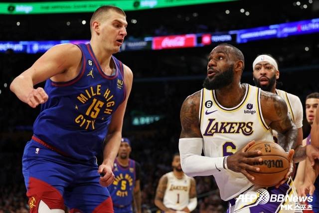 니콜라 요키치(좌)와 르브론 제임스가 한솥밥을 먹을 수 있을까. 상상만 해도 기대되는 조합이다. 사진=AFPBBNews=News1