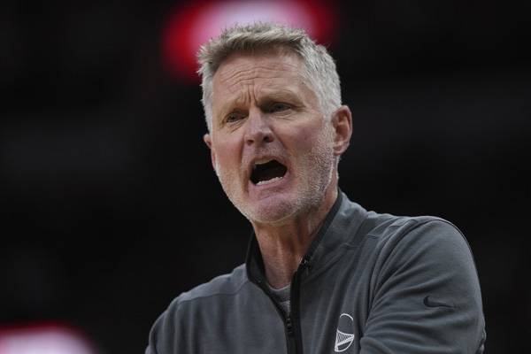 커 감독이 이끄는 골든스테이트는 힘겨운 순위 싸움을 벌이고 있다. 사진= AP= 연합뉴스 제공