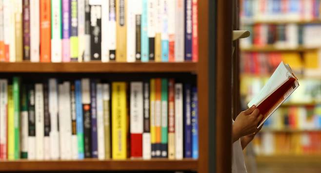 1인당 100만원에 가까운 금액의 바우처 카드를 지급하는 광주 꿈 드리미 사업 대상에 한 자녀 가정이 빠지면서 역차별 논란이 일고 있다/사진=뉴시스