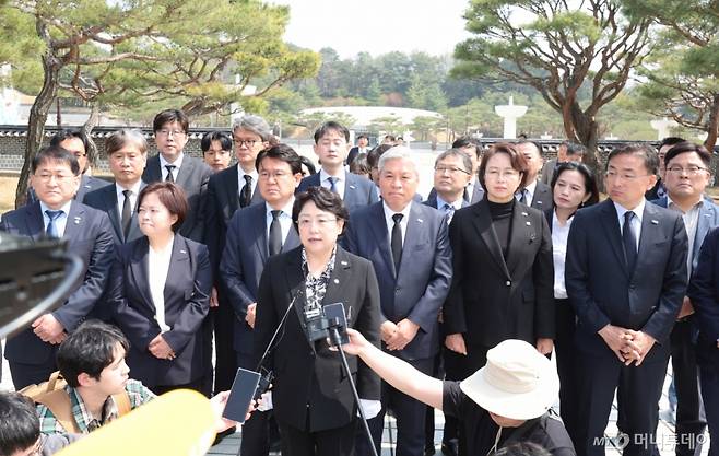 (광주=뉴스1) 김태성 기자 = 김선민 조국혁신당 당대표 권한대행과 최고위원 등이 10일 광주시 북구 국립5.18민주묘지를 참배한 후 기자들에게 입장을 밝히고 있다. 2025.4.10/뉴스1  Copyright (C) 뉴스1. All rights reserved. 무단 전재 및 재배포,  AI학습 이용 금지. /사진=(광주=뉴스1) 김태성 기자