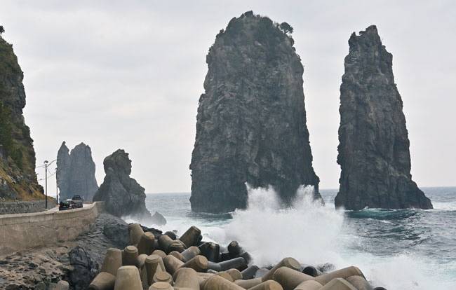 울릉도의 삼선암. 바다 위로 불쑥 솟은 거대한 바위가 시각적 충격을 준다.