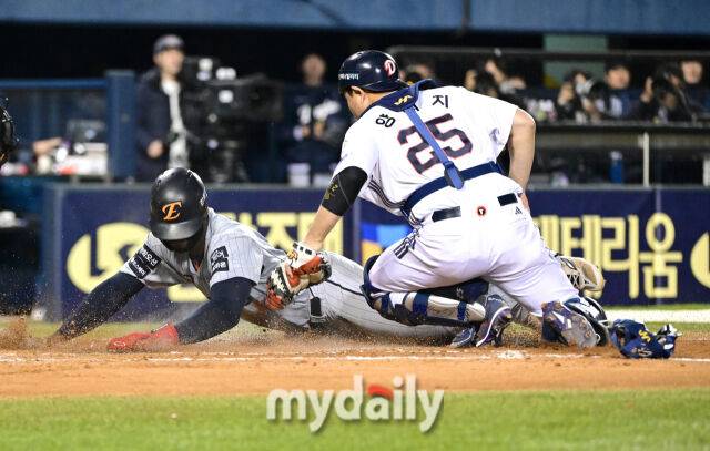 2025년 4월 10일 오후 서울 잠실구장에서 진행된 '2025 신한 SOL뱅크 KBO 리그' 한화 이글스와 두산 베어스의 경기. 한화 3루 주자 플로리얼이 6회초 1사 1.3루서 1루 주자 문현빈이 2루 도루를 할때 이중도루를 시도해 홈에서 세이프/고 있다./마이데일리