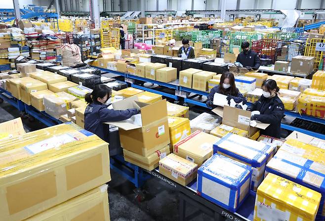 인천시 중구 인천공항본부세관 특송물류센터에서 관계자들이 직구 물품을 살펴보고 있다. [연합]