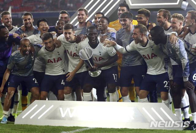【뮌헨=AP/뉴시스】손흥민(뒷줄 왼쪽 세 번째)를 비롯한 토트넘 홋스퍼 선수들이 지난 2019년 7월31일(현지시간) 독일 뮌헨의 알리안츠 아레나에서 막을 내린 바이에른 뮌헨과의 2019 아우디컵 결승에서 우승, 트로피를 들고 환호하고 있다. 토트넘은 뮌헨과 2-2로 비긴 뒤, 승부차기 끝에 6-5로 승리하며 우승했다. 손흥민은 후반 교체 투입돼 45분을 소화했고 승부차기에서 네 번째 키커로 나서 침착하게 성공하며 우승에 기여했다. 2019.08.01.