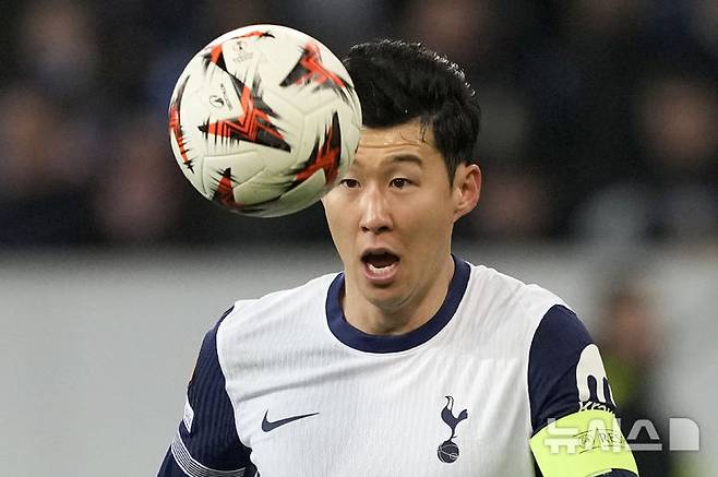 [진스하임=AP/뉴시스] 토트넘 홋스퍼의 손흥민이 지난 1월23일(현지 시간) 독일 진스하임의 프리제로 아레나에서 열린 2024-25 유럽축구연맹 유로파리그(UEL) 리그 페이즈 7차전 호펜하임(독일)과의 경기 중 공을 다루고 있다. 손흥민은 79분을 뛰면서 멀티 골(시즌 9·10호)을 기록하며 3-2 승리를 이끌었다. 2025.01.24.