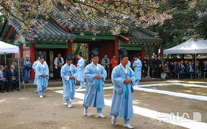 [제주=뉴시스] 우장호 기자 = 10일 오전 탐라국 개국신화가 깃든 제주시 삼성혈에서 탐라국을 세운 고(高)·양(梁)·부(夫) 삼을나(三乙那) 3성(姓)을 기리는 춘기대제가 봉행되고 있다. 2025.04.10. woo1223@newsis.com