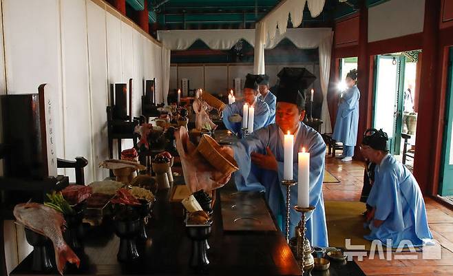 [제주=뉴시스] 우장호 기자 = 10일 오전 탐라국 개국신화가 깃든 제주시 삼성혈에서 탐라국을 세운 고(高)·양(梁)·부(夫) 삼을나(三乙那) 3성(姓)을 기리는 춘기대제가 봉행되고 있다. 2025.04.10. woo1223@newsis.com