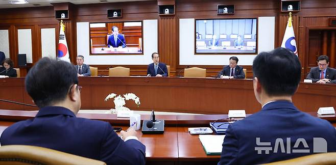 [서울=뉴시스] 최진석 기자 = 한덕수 대통령 권한대행 국무총리가 10일 정부서울청사에서 열린 국정현안관계장관회의를 주재하고 있다. 2025.04.10. myjs@newsis.com