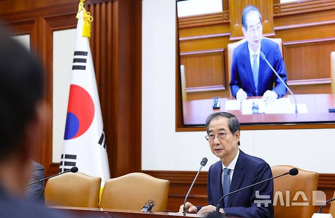 [서울=뉴시스] 최진석 기자 = 한덕수 대통령 권한대행 국무총리가 10일 정부서울청사에서 열린 국정현안관계장관회의에서 발언하고 있다. 2025.04.10. myjs@newsis.com