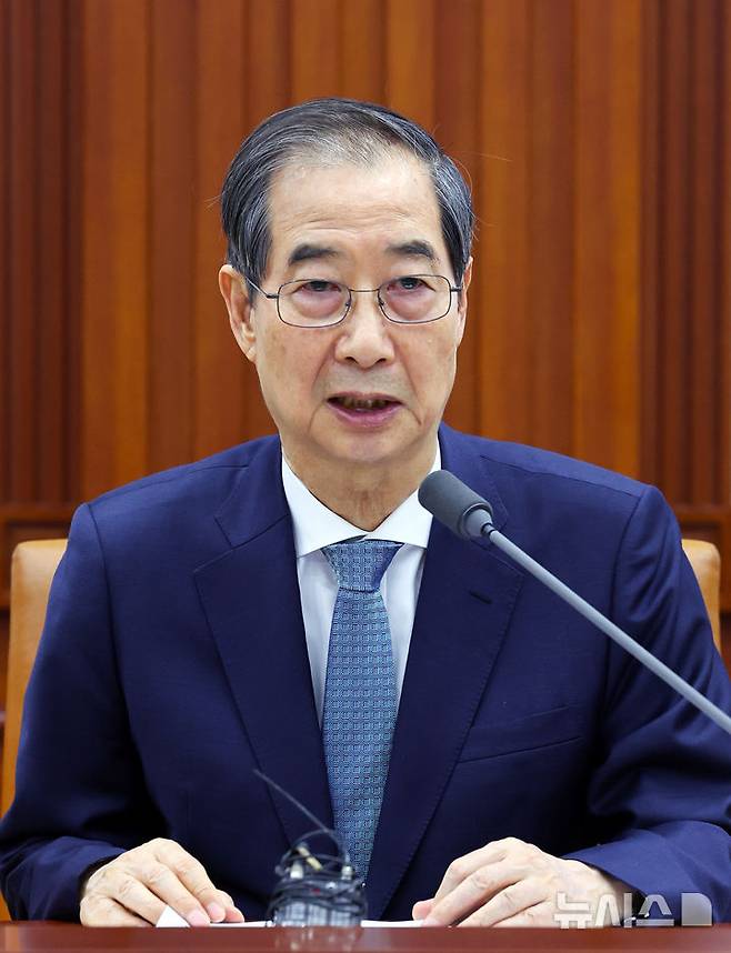 [서울=뉴시스] 최진석 기자 = 한덕수 대통령 권한대행 국무총리가 10일 정부서울청사에서 열린 국정현안관계장관회의에서 발언하고 있다. 2025.04.10. myjs@newsis.com