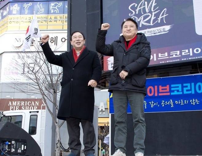 [세종=뉴시스]지난 3월 15일 (왼쪽)최민호 세종시장과 김영환 충북지사가 함께 '세이브코리아' 주최 국가비상기도회에서 '충정가'를 열창하고 있다.(사진=최민호 시장 페이스북).2025.04.07. photo@newsis. *재판매 및 DB 금지