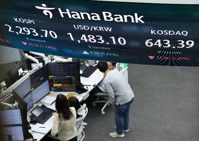 미국의 상호관세가 발효와 함께 코스피 2300선이 무너진 9일 오후 서울 중구 하나은행 본점 딜링룸에 각종 지수가 표시돼 있다. 연합뉴스