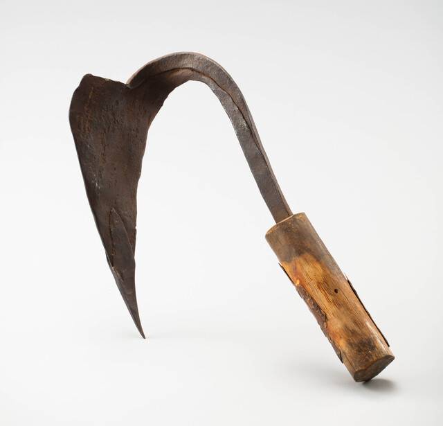 ‘호미’, 철, 나무, 길이 25㎝, 삼척시립박물관