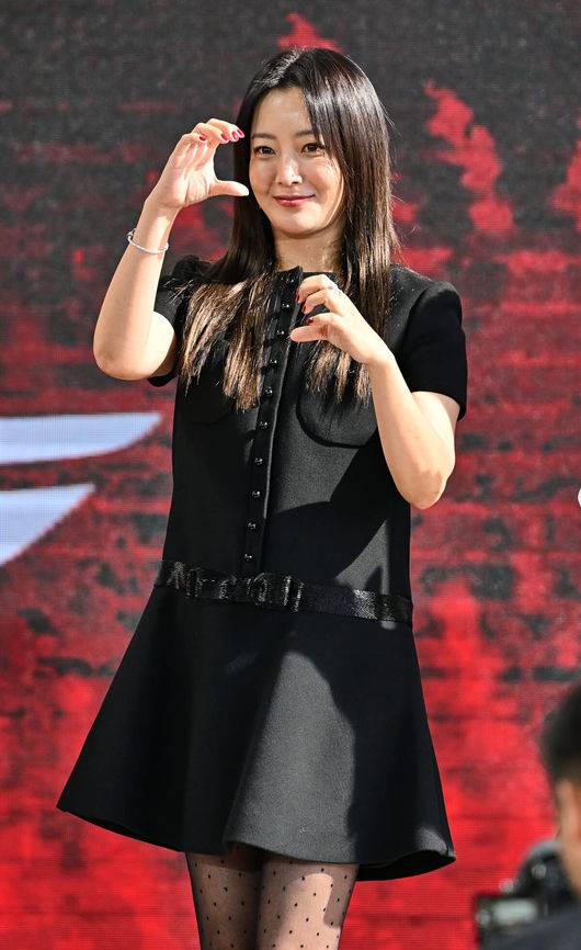 [OSEN=부산, 이석우 기자] 6일 부산 해운대구 센텀시티 영화의 전당 BIFF X GENESIS 야외무대에서 제28회 부산국제영화제 영화 ‘달짝지근해:7510' 야외무대인사가 열렸다.김희선이 팬들에게 인사를 하고 있다. 2023.10.06 / foto0307@osen.co.kr