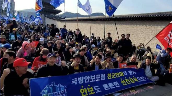 광화문에서 열린 탄핵 찬성 집회에 참가한 천군만마 소속 예비역 장교들