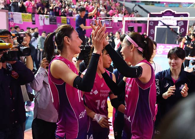 지난 8일 인천 삼산월드체육관에서 열린 프로배구 V리그 여자부 챔피언결정전 정관장과의 5차전 경기에서 승리하며 통합우승을 차지한 흥국생명 김연경과 김수지가 포옹하며 기뻐하고 있다. 연합뉴스