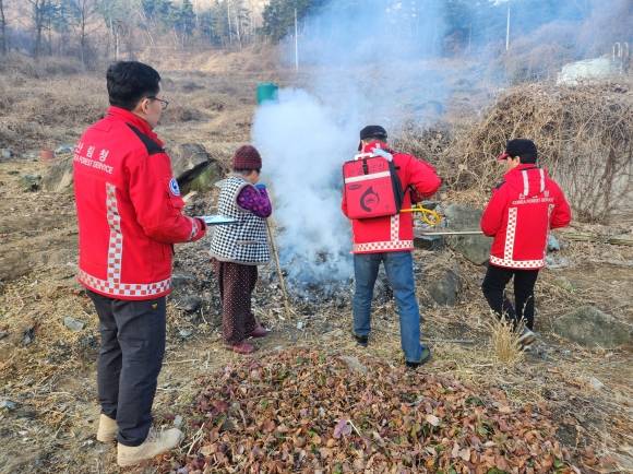 산불이 빈발하는 가운데 산림 공무원들이 산림 인접지 소각 현장에서 불을 끄고 있다. 서울신문 DB