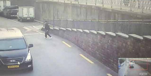 50대 중국인&nbsp;A씨가 지난 4월8일 오후 서울 성동구 청계천 산책로에서 회칼을 든 채 걷고 있다. ⓒ서울경찰청 제공